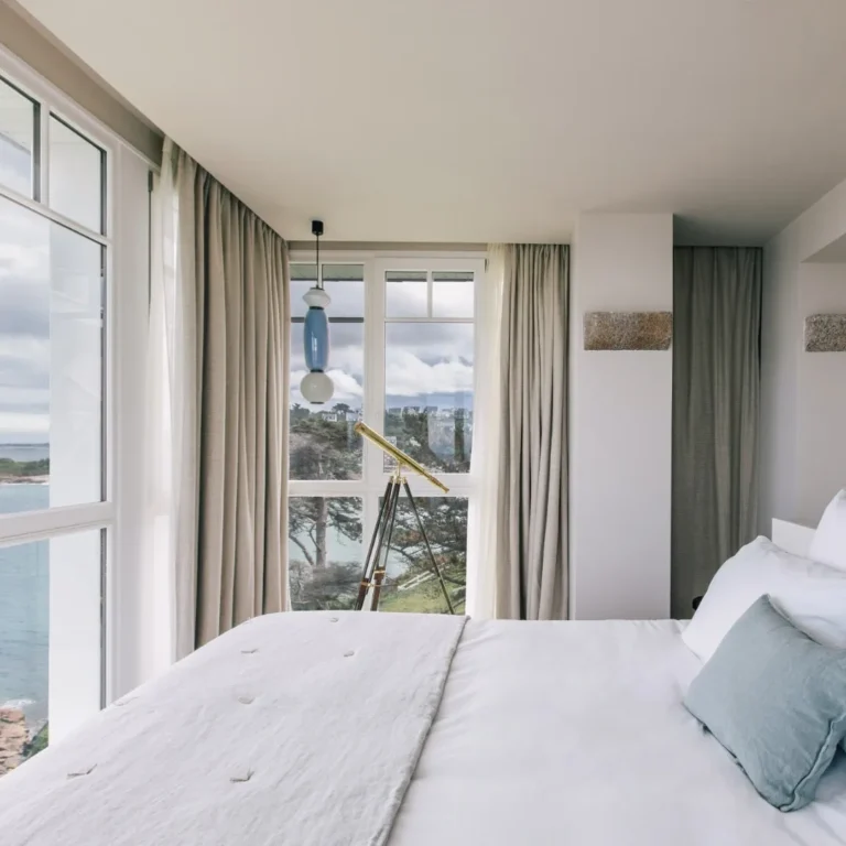 camera-grande-deluxe-vista-mare-confort-hotel-les-bassans-perros-guirec-bretagne-fontenille-min