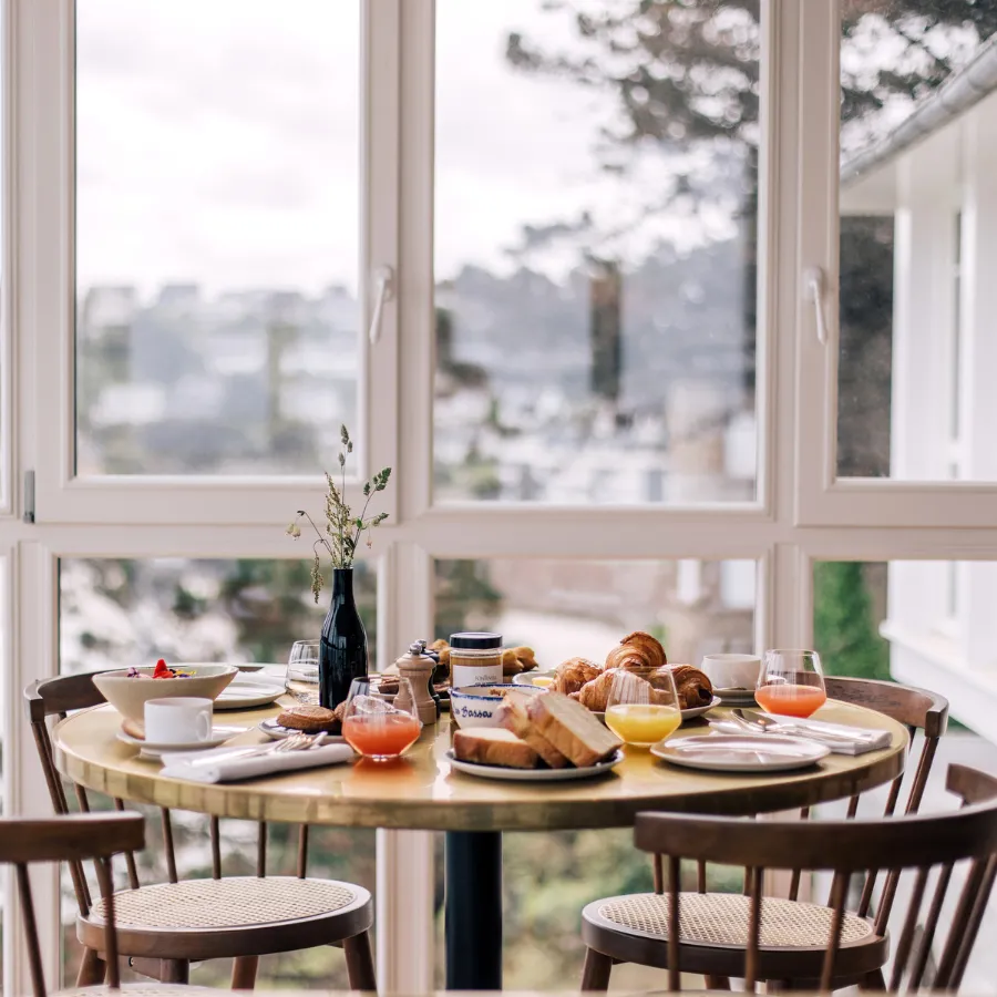 hotel-les-bassans-bretagna-colazione-di-fronte-al-mare