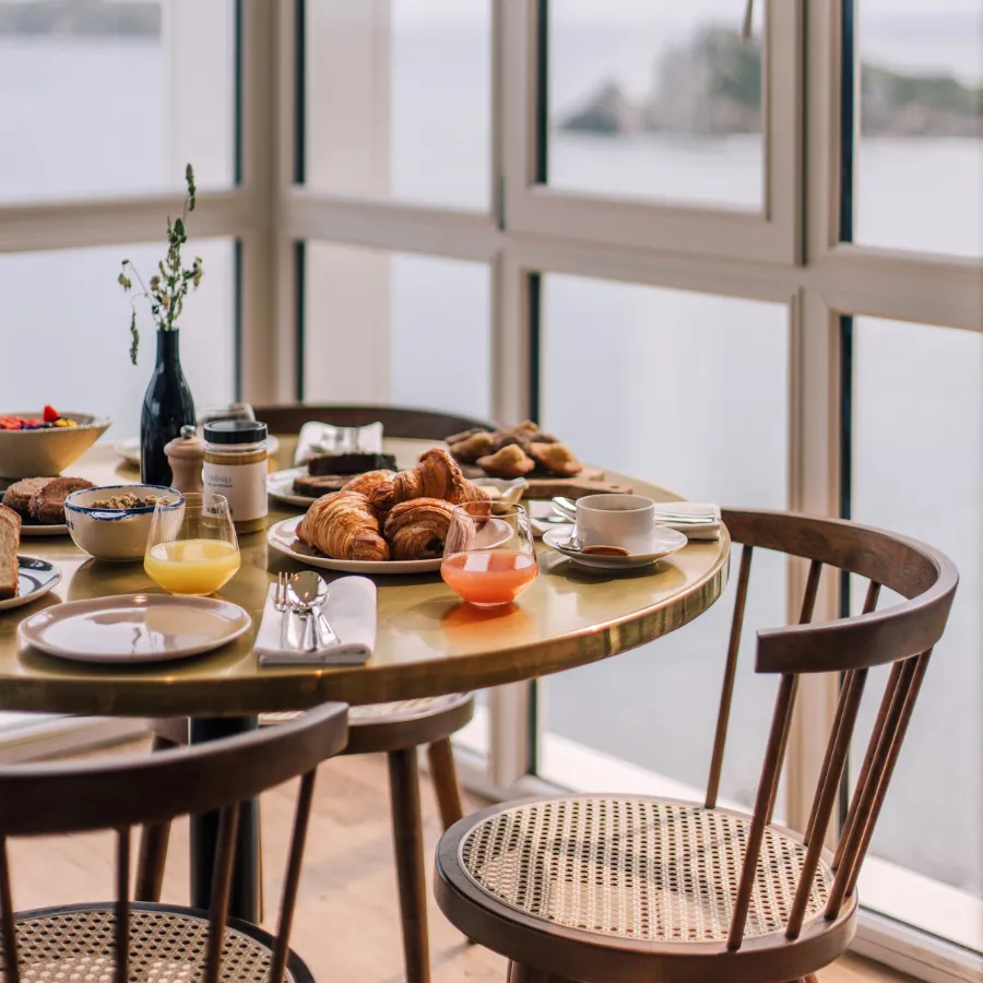 hotel-les-bassans-bretagne-petit-dejeuner-vue-mer