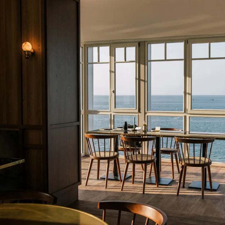 Hotel-Les-Bassans-Bretagne-Saal-Innenraum-Meerblick